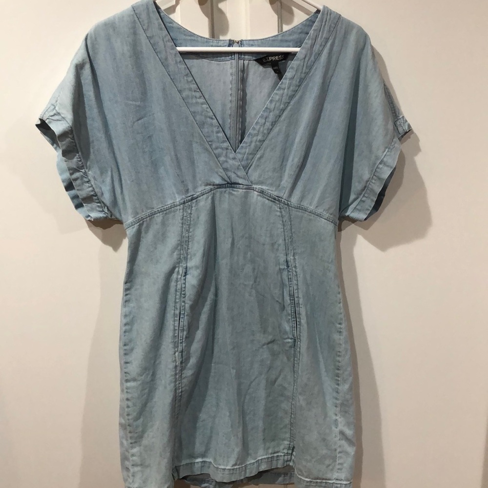 Express, light wash, denim dress with pockets!